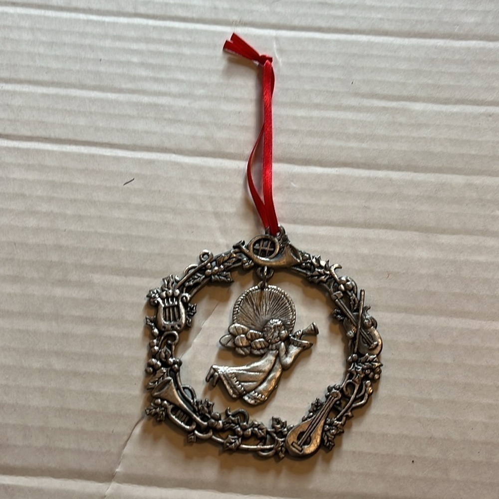 VTG-Papel freelance-Pewter wreath-angel with musical instruments around wreath.